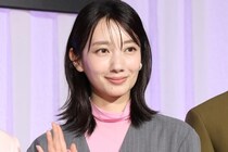 赤、紫、白…多彩な色の和服を着こなす“ルナ”波瑠の着物コレクション公開に「上品で素敵」の声＜月夜行路＞