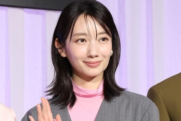 赤、紫、白…多彩な色の和服を着こなす“ルナ”波瑠の着物コレクション公開に「上品で素敵」の声<月夜行路>