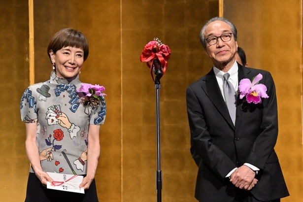小日向文世と戸田恵子(「第34回 橋田賞」授賞式より)
