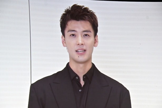 「橋田賞」を受賞した竹内涼真は、舞台の地方公演のためビデオメッセージで喜びを伝えた