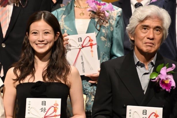 今田美桜と佐藤浩市(「第34回 橋田賞」授賞式より)