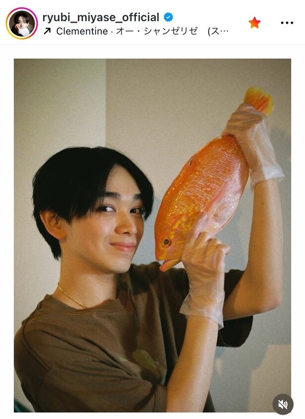 【写真】シェフ顔負けの母の日手料理…宮世琉弥、“アクアパッツァ”挑戦