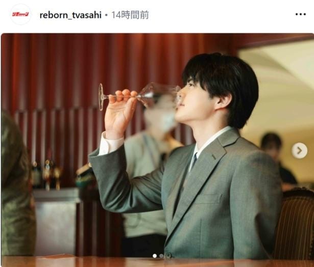 【写真】鈴鹿央士、ワインを飲むシーンの練習中