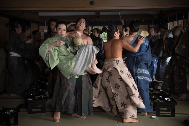 藤堂高虎(佳久創)に抱えられる竹中半兵衛(菅田将暉)