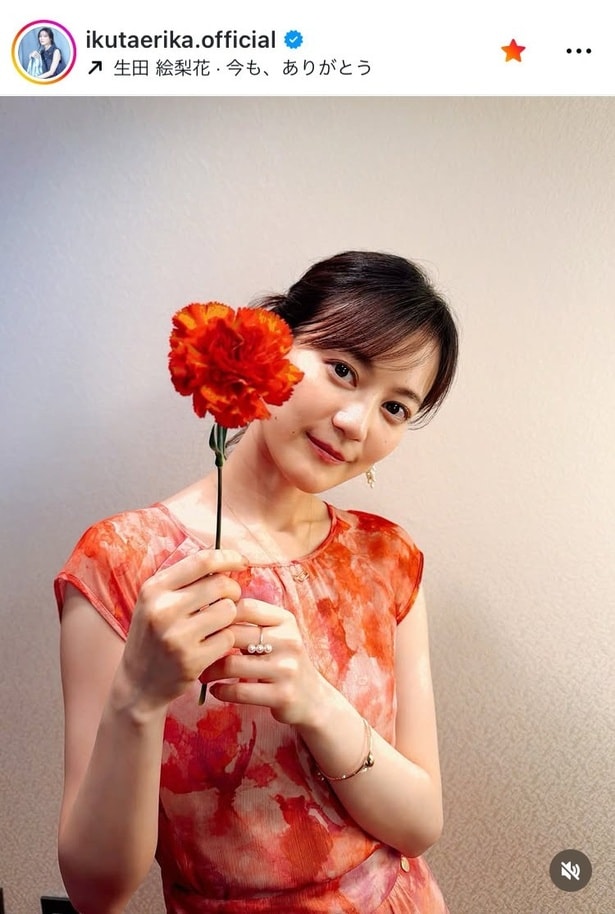 【写真】生田絵梨花、微笑み×“潤みつぶら瞳”の母の日カット