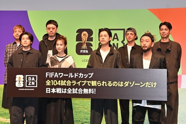 (前列左より)内田篤人、桐谷美玲、成田凌、RYO、(後列左より)HIROKI、YOH、YAMATO、NAOTO