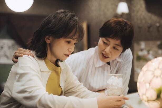 いつになく深刻そうな顔を見せるみなと(永作博美)と、彼女の思いに寄り添う泉美(有働由美子)