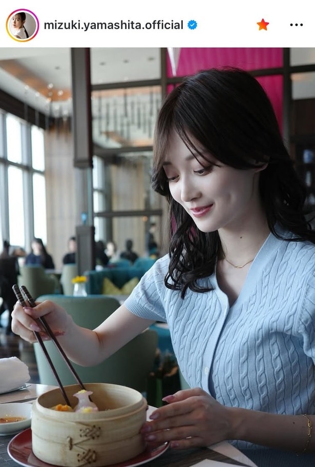 【写真】箸を持つ指まで美しい“透明感の微笑み”…山下美月、点心にワクワクする姿