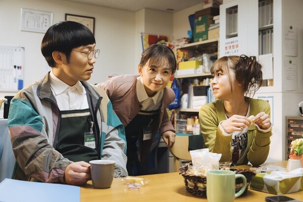 沼田(平井まさあき)や崎田(杏花)との何気ないトークが、みなと(永作博美)に気づきをもたらすことも