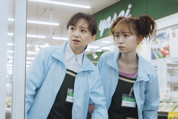 みなと(永作博美)と崎田(杏花)の関係性はどこか親子のよう？
