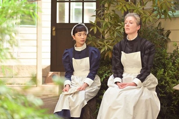 りん(見上愛)はバーンズ先生(エマ・ハワード)に悩みを相談する