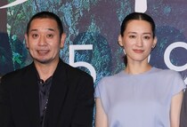 綾瀬はるか、夫役の千鳥・大悟の“自由な方言”に「最初からしっくりきました」涼やかなドレス姿で登場