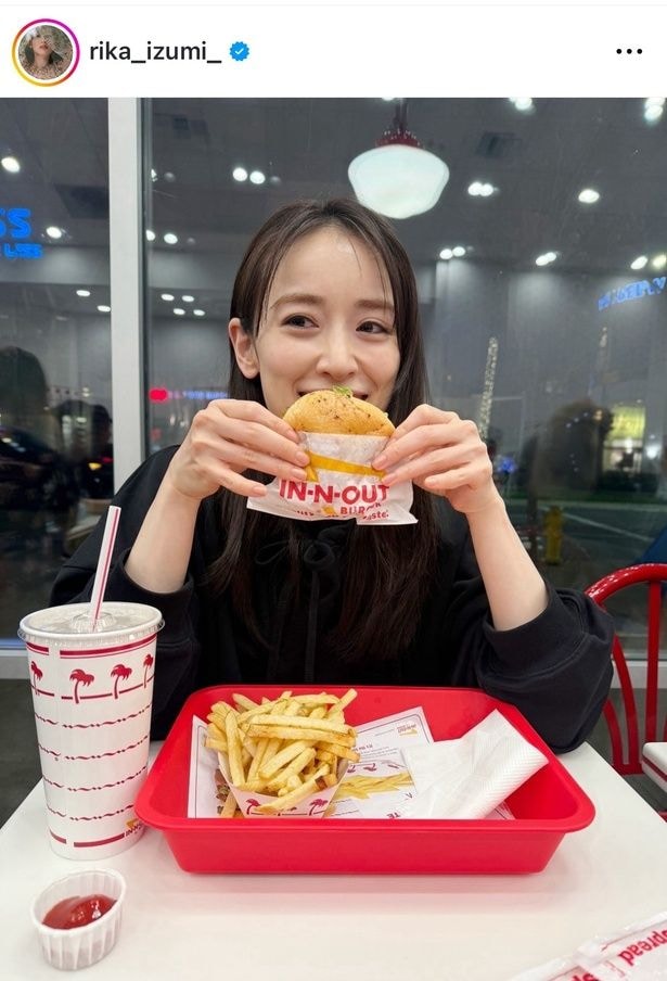 【写真】バーガーを手に輝く笑顔がLAで炸裂…泉里香、本場ファストフード“満喫”