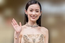 バーガーを手に輝く笑顔がLAで炸裂…泉里香、本場ファストフード“満喫”に「素敵」「美しい」と称賛の声