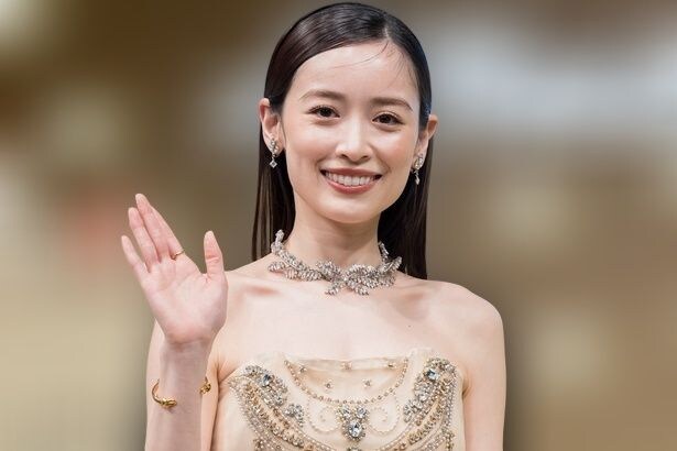 バーガーを手に輝く笑顔がLAで炸裂…泉里香、本場ファストフード“満喫”に「素敵」「美しい」と称賛の声