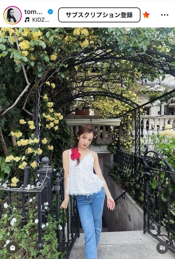 【写真】“美肩×レースキャミ”が花園に溶け込む…板野友美、デニム姿