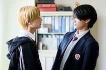 岩瀬洋志“石崎”が高橋恭平“山口くん”を隠し撮り…波乱の三角関係を予感させる場面写真＆映像公開＜山口くんはワルくない＞