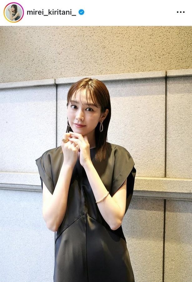 【写真】“胸元で手を組む”仕草が魅惑的…桐谷美玲、やわらかな眼差しショット