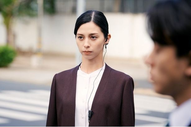 強奪グループの、親に苦労したという話を複雑な想いで聞く詩織(中条あやみ)
