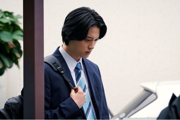 金塊強奪事件について話す吉本ゆずる(松本大輝)