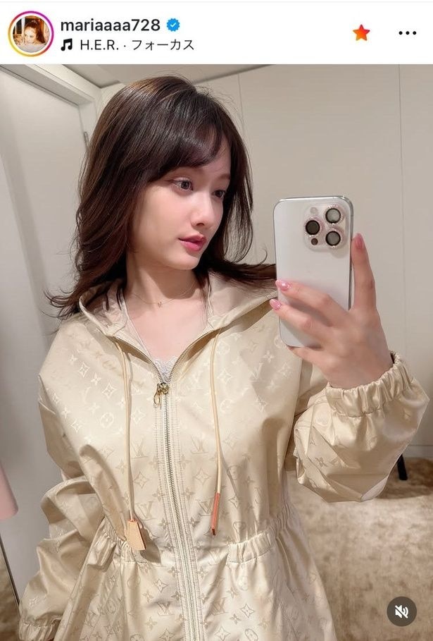 【写真】大きな瞳と“ぷっくりリップ”が輝く…谷まりあ、ウェーブヘア姿の自撮り