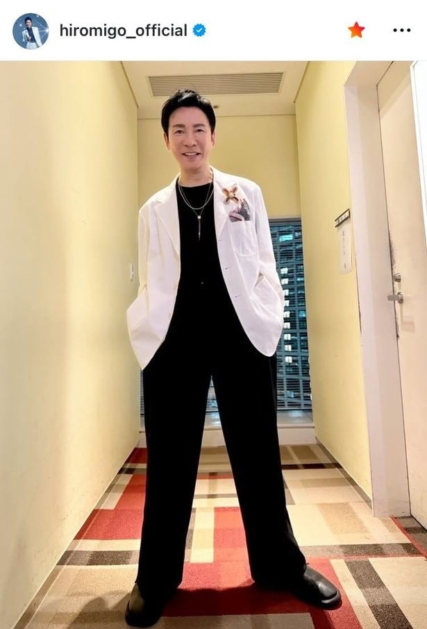 【写真】白ジャケット×蝶ブローチに笑顔が輝く…郷ひろみ、“モノトーンコーデ”