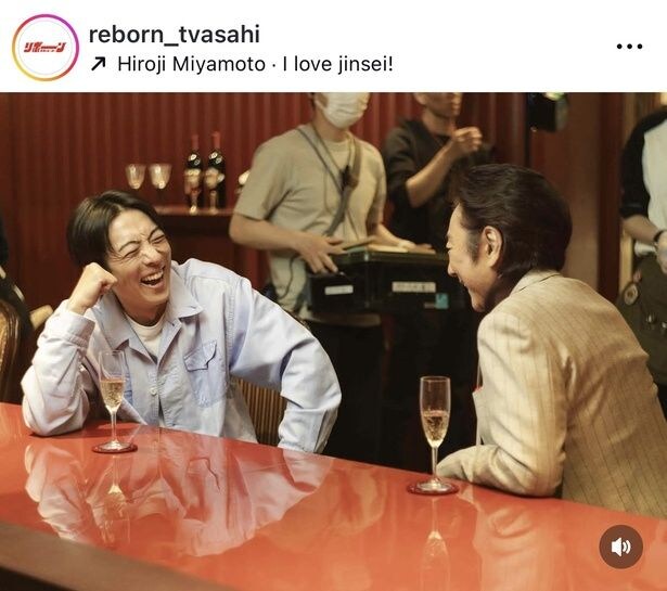 【写真】高橋一生＆市村正親が談笑…大笑いしても上品な自然体2ショット