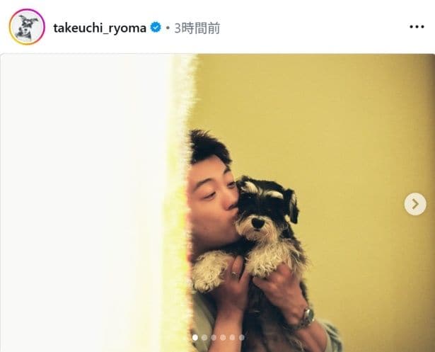 【写真】竹内涼真、愛犬・ネロの頬へキスするショット