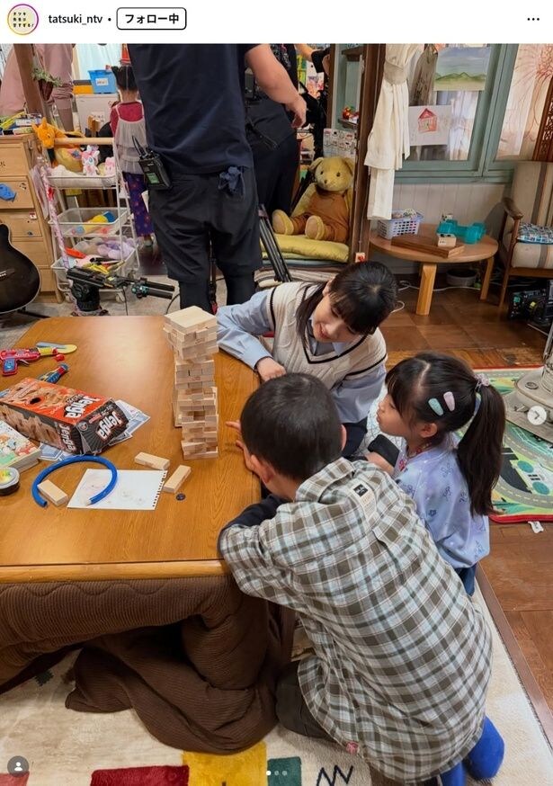【写真】子どもたちとジェンガで遊ぶ松本穂香、和やかな撮影現場のオフショット