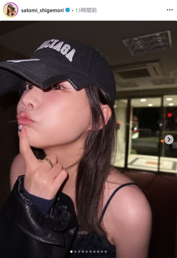 【写真】重盛さと美、唇を尖らせながら指を添えた「小悪魔的かわいい」ショット