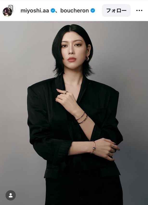 【写真】三吉彩花、ショートボブでオールブラック姿