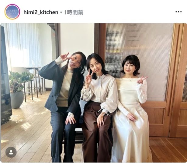 【写真】木南晴夏、月城かなと＆佐津川愛美とベンチに“きゅっ”と座るオフショット