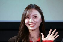 乃木坂46梅澤美波、TikTok動画に挑戦するも上手くできず照れ笑いする姿に「国宝笑顔」「愛おしい」の声＜失恋カルタ＞