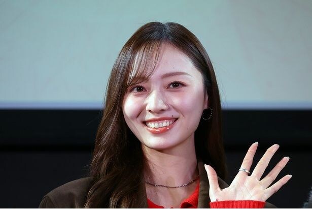 乃木坂46梅澤美波、TikTok動画に挑戦するも上手くできず照れ笑いする姿に「国宝笑顔」「愛おしい」の声＜失恋カルタ＞