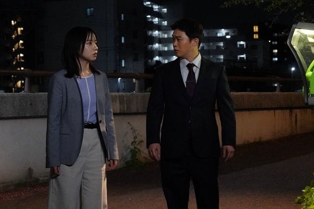 上山(矢本悠馬)と郡司(齊藤京子)は通報現場に向かう