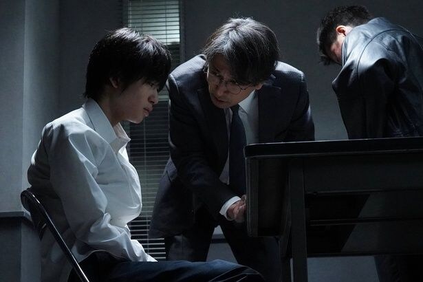 伸一郎(望月春希)を叱責する古賀(神尾佑)