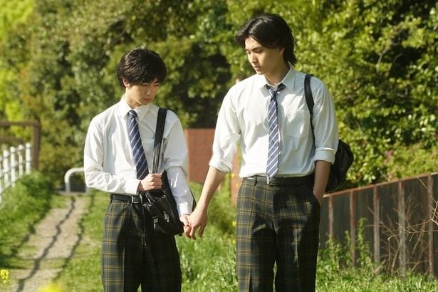 伸一郎(望月春希)は厳格な刑事である父に悩みを打ち明けられずにいる