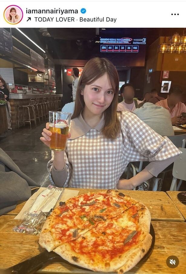 【写真】ビール片手の“ほほ笑み”がローマを独占…元AKB48・入山杏奈、“美顔”ショット