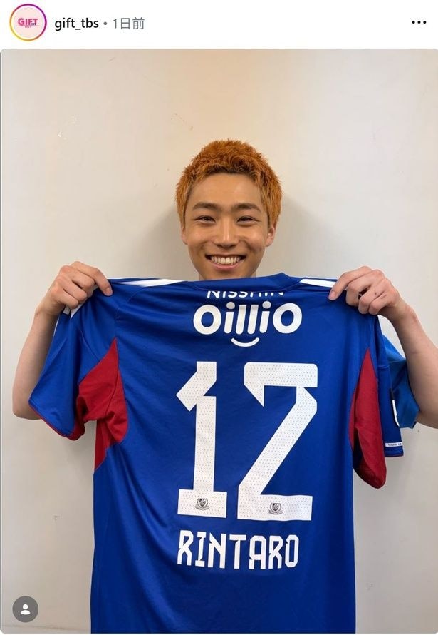 【写真】八村倫太郎、名前入りユニフォームを持って笑顔のオフショット
