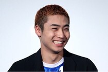 八村倫太郎、横浜F・マリノスの「RINTARO」ユニフォームを手に笑顔…「倫ちゃんの笑顔は世界を救う」の声＜ＧＩＦＴ＞
