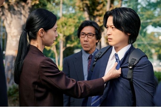 吉本(松本大輝)の告白を聞いて、彼の胸倉を掴んだ詩織(中条あやみ)