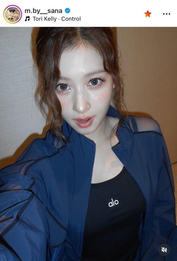 【写真】大きな瞳と“ツヤ肌”で美顔を完成…TWICE・サナ、ぷっくりリップの自撮り