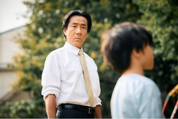 田鎖夫妻殺害事件の担当だった小池(岸谷五朗)