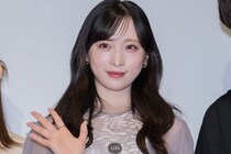 リムレスメガネでハートわし掴み…小栗有以、デニムが上品なコーデの自撮りに「メガネ似合う」と反響
