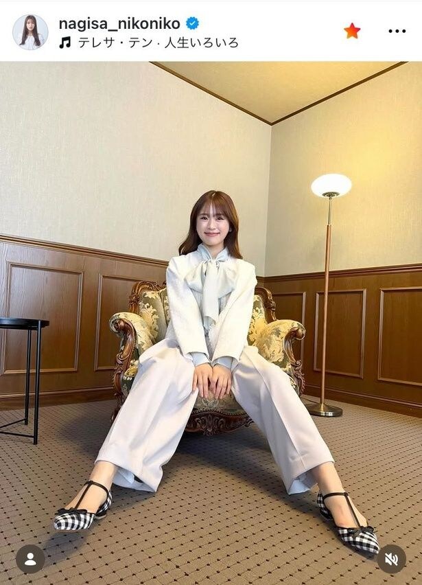 【写真】渋谷凪咲「偉そうです笑」…ゴージャスなソファで脚を伸ばしたポーズ