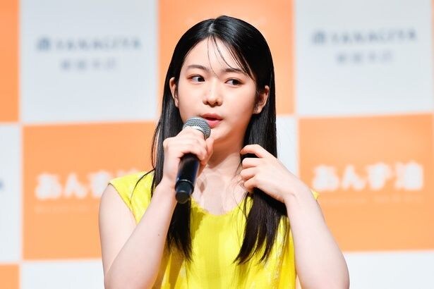 受賞の喜びを語った白鳥玉季