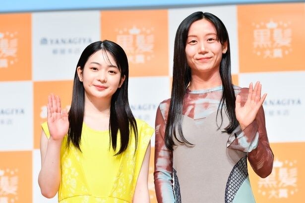 大賞を受賞した白鳥玉季と、特別賞を受賞した高木美帆