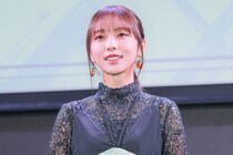 与田祐希が制服×コート姿でブランコに…鈴木仁との“身長差”ショットに「JK凜ちゃんかわいすぎ」の声＜君が死刑になる前に＞
