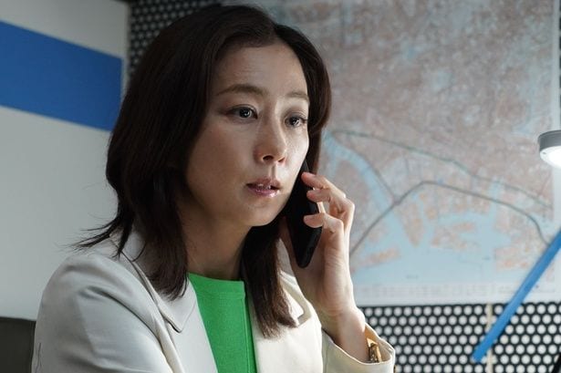 美青(優香)は赤瀬(井ノ原快彦)の様子を報告する