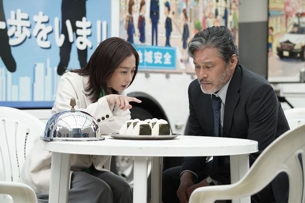 美青(優香)＆須黒(横田栄司)は白鳥(田中幸太朗)が作ったおにぎりを食べる